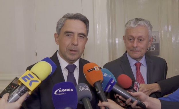 Контактната група оглавявана от Росен Плевнелиев и Соломон Паси започна