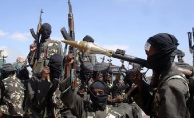 Кола пълна с експлозиви се е врязала във вратите на