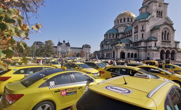 Таксиметрови шофьори протестират в центъра на София, съобщи за БТА