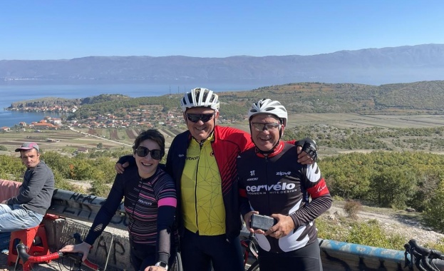 Мария Андонова обиколи Охридското езеро с колело