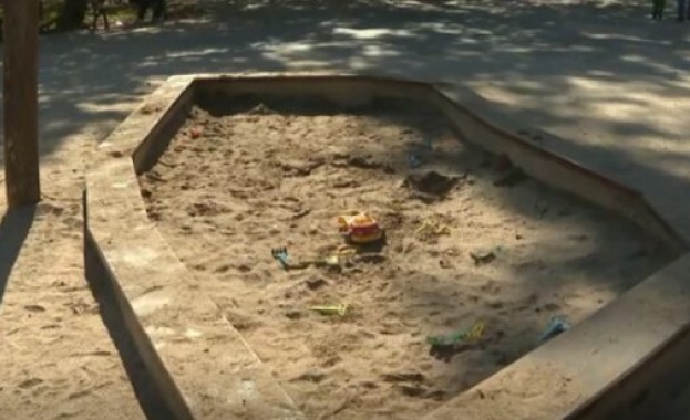 Двама мъже с кофа и лопата атакуваха детски пясъчник посред