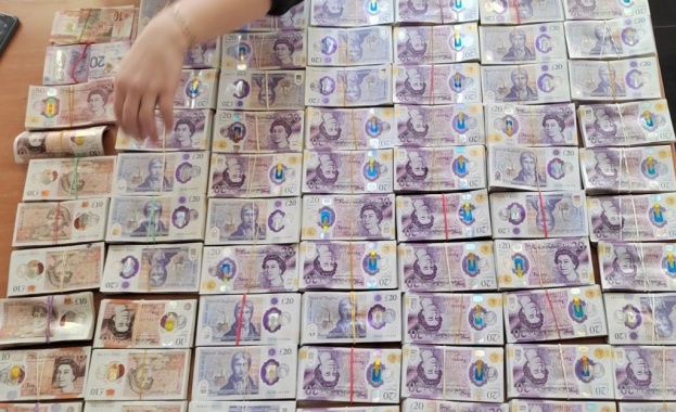 Митнически служители откриха недекларирана валута за над 280 000 лева