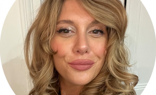 Божана Кацарова се разделя със статуетката си от MasterChef