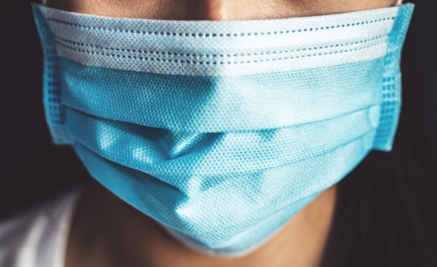 Големи болници във Великобритания въведоха задължителното носене на маски и