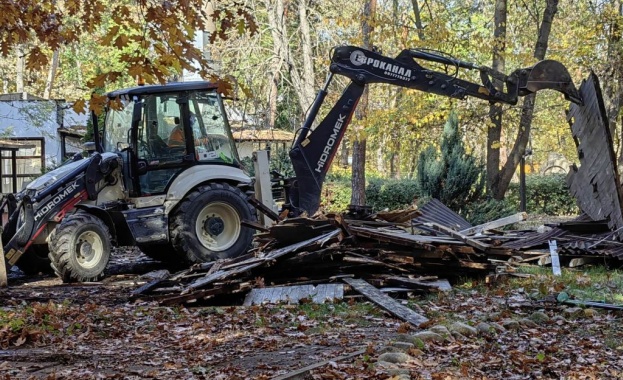 В столичната Борисова градина бутат Веселото село днес започна принудителното