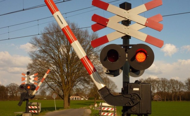 Влак удари лек автомобил с българска регистрация на железопътен прелез