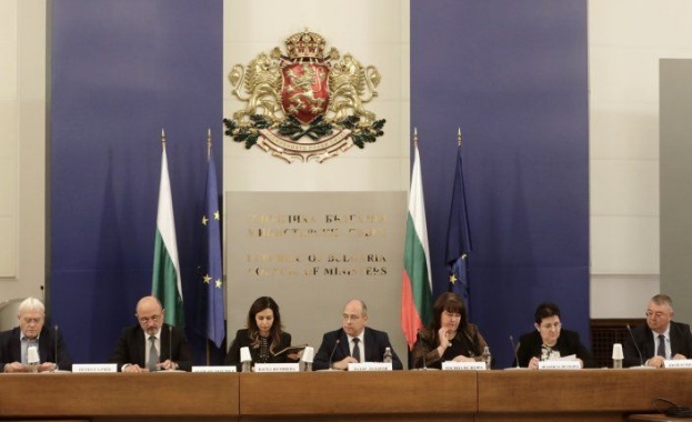 Създават се условия да продължат социалните плащания Това заяви служебният