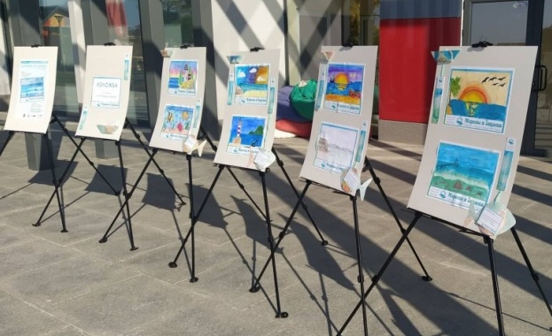 С арт инсталация на Часовника и изложба в сградата на