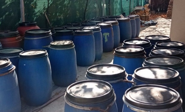 Митнически служители от Териториална дирекция Митница Бургас откриха 264 литра