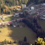 Най-дългата влакова композиция в света премина през Алпите