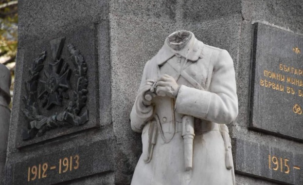 Детска игра остави без глава паметника на Незнайния воин в