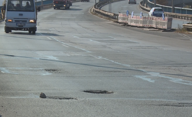 Дълбоки дупки са се отворили на Аспаруховия мост в посока