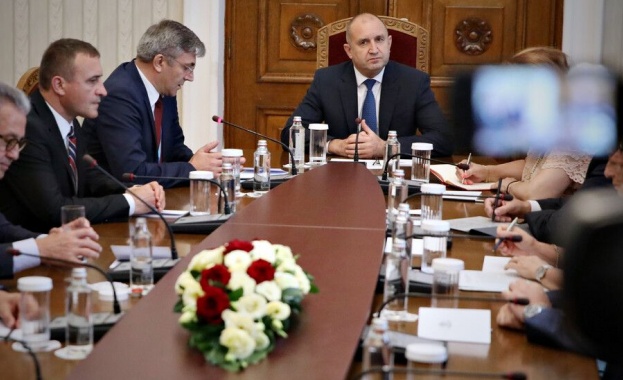 Днес държавният глава Румен Радев ще проведе консултации с представители