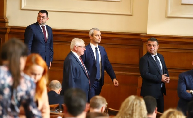 В декларация от парламентарната трибуна Възраждане определиха откриването на македонския