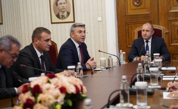 Държавният глава Румен Радев провежда днес консултации с представители на