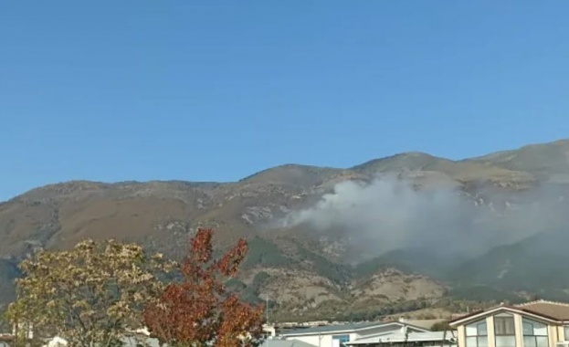 Пожар гори в Стара планина над Карлово Огънят е в