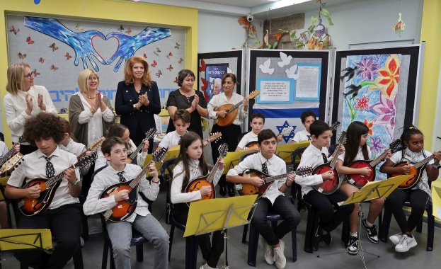 С изпълнение на мандолини на българската народна песен Йовано Йованке