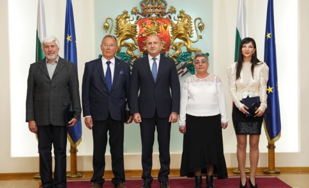 Държавният глава Румен Радев удостои с Почетния знак на президента