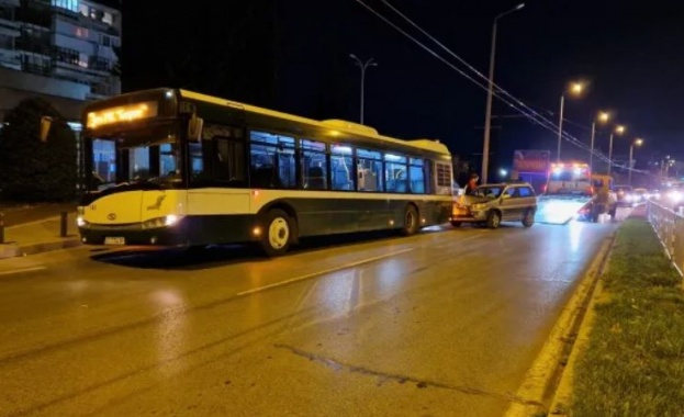 Пиян шофьор на автомобил се блъсна в автобус на градския