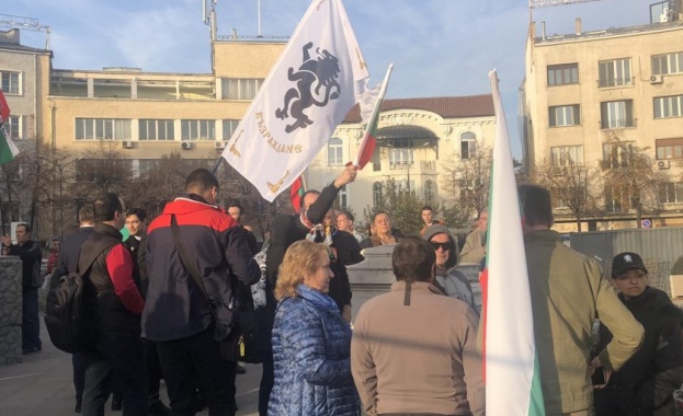 Протест на "Възраждане" пред Народното събрание (Снимки)