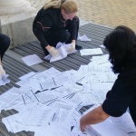 Мая Манолова разпиля протоколи и хартиени бюлетини пред входа на НС