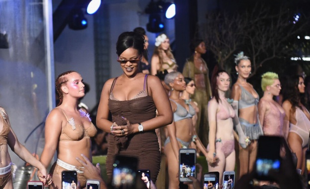 Критикуват Риана заради участието на Джони Деп в ревю на марката ѝ