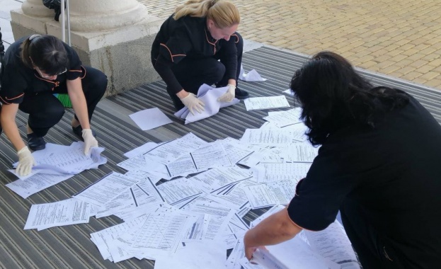 Мая Манолова разпиля в знак на протест протоколи и хартиени