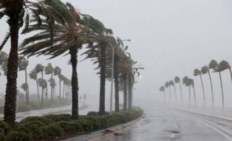 Бурята „Тереза“ връхлетя Канарските острови