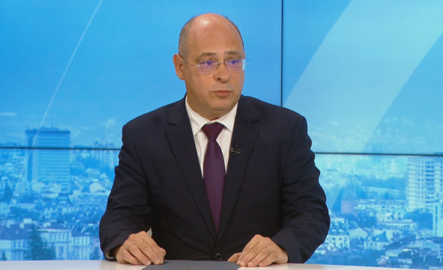 В рамките на обществения сектор има двуцифрени увеличения на работните