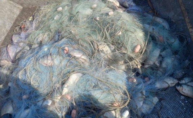 Инспектори на ИАРА извадиха 2 км мрежи от езеро Вая При