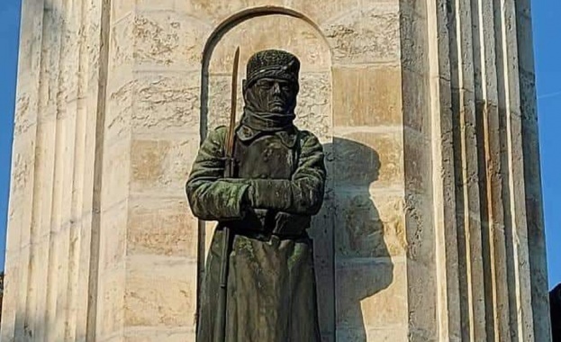 Беше възстановен откраднатият щик на паметника Майка България във Велико