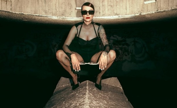 Сигнал до прокуратурата срещу фотосесия на певицата Рут Колева Кметът