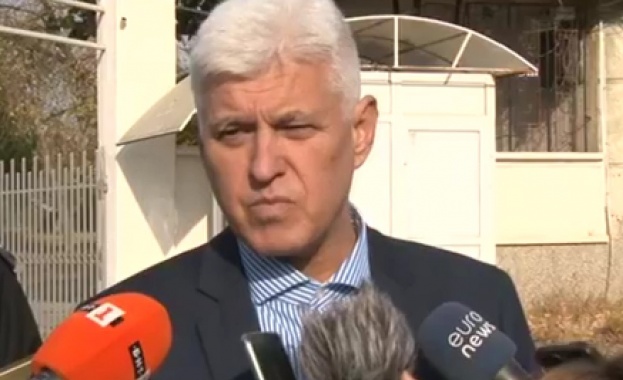 Досега бежанец не е използвал огнестрелно оръжие каза пред медиите