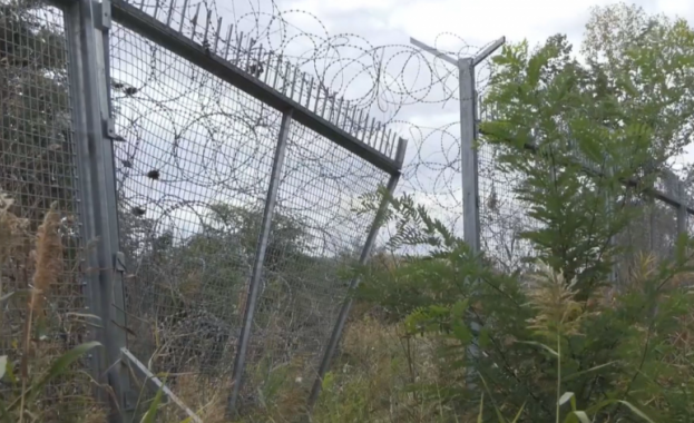 Гърция спешно поставя ограда която да спре навлизането на нелегални