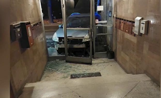 Кола влезе във вход на жилищна кооперация в центъра на