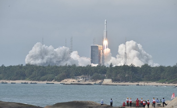 Китай изстреля днес товарен космически кораб към своята орбитална станция