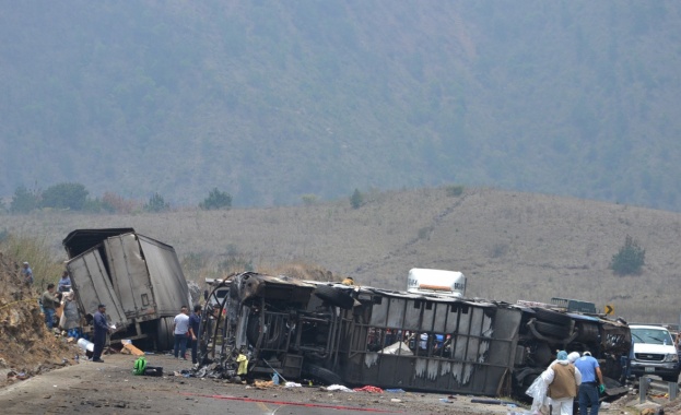 Деветнадесет души загинаха а шестима бяха ранени днес при катастрофа