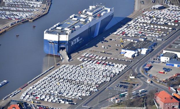 Хиляди нови автомобили са блокирани на пристанище в Германия
