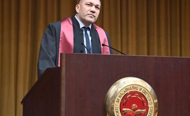 Няколко от старите муцуни в политиката навиват Кубрат Пулев да