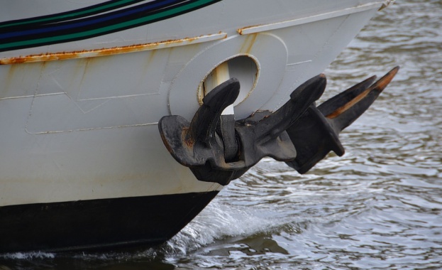Голяма акула мако е скочила върху яхта за чартърен риболов