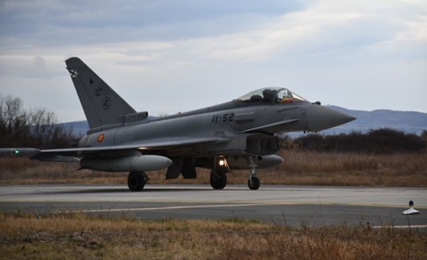 Днес и утре испанските изтребители Юрофайтър които пристигнаха през уикенда