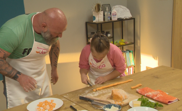 10 деца със специални потребности упражняват своите умения в кухнята