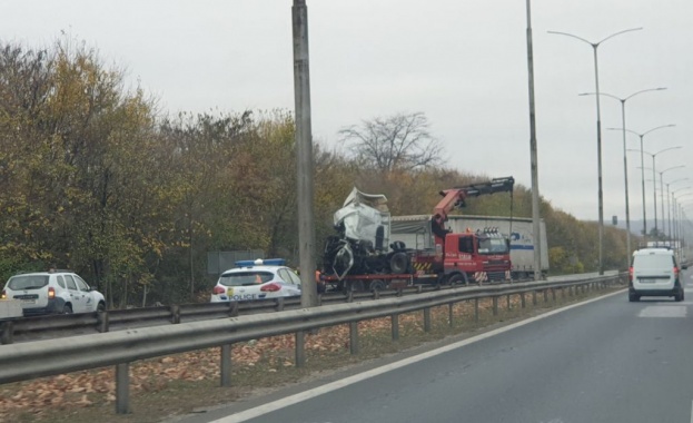 Катастрофирал камион на куриерска фирма затвори за часове автомагистрала Хемус