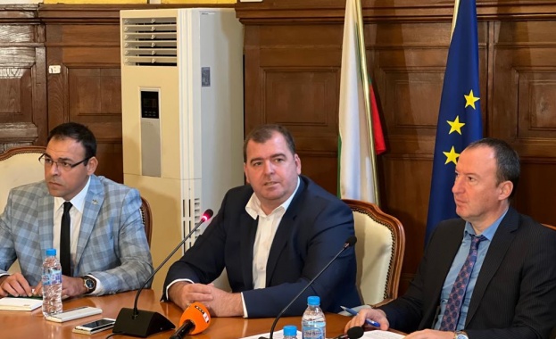 Дървата за огрев на населението не трябва да са политическа