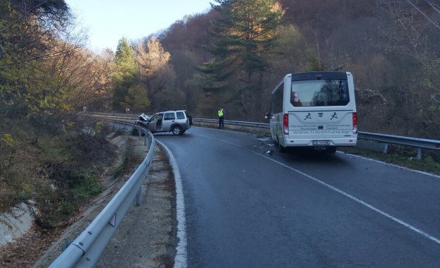 Автобус и джип се удариха на пътя към Рилския манастир