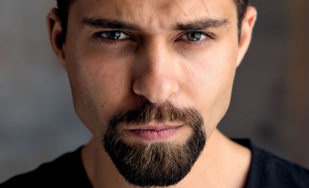 Българският актьор Джоузеф Ал Ахмад е главният разказвач на историята във