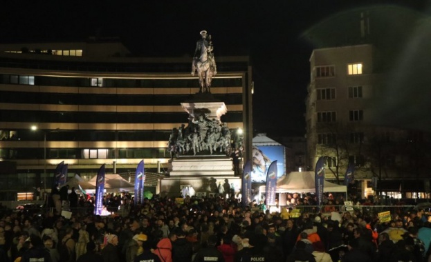 Граждани в София и Варна протестират срещу връщането на хартиената