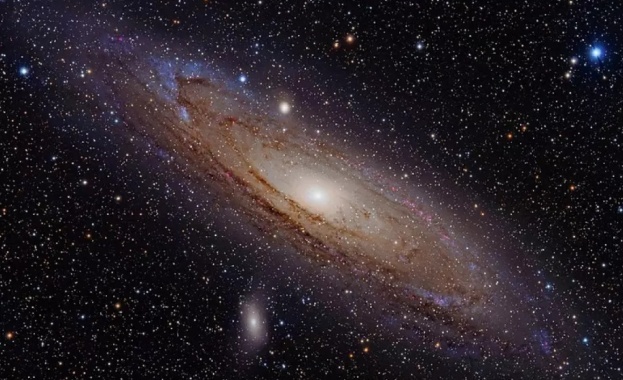 Галактиката Андромеда е най близката голяма галактика до Млечния път съдържаща