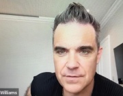 Роби Уилямс издаде своя нов албум Britpop три седмици преди официално обявената дата