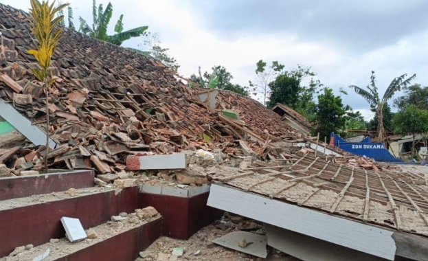 Десетки загинали и стотици ранени при земетресението в Индонезия (Обновена)